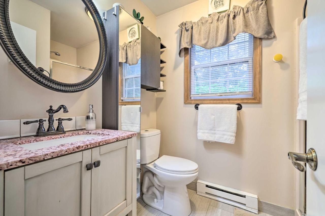 Spacious Tobyhanna Home With Lake Access And Fire Pit! Exterior foto
